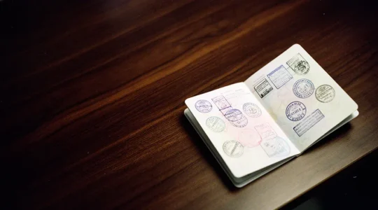 Documenti di viaggio e passaporto con timbro di rifiuto per visto USA