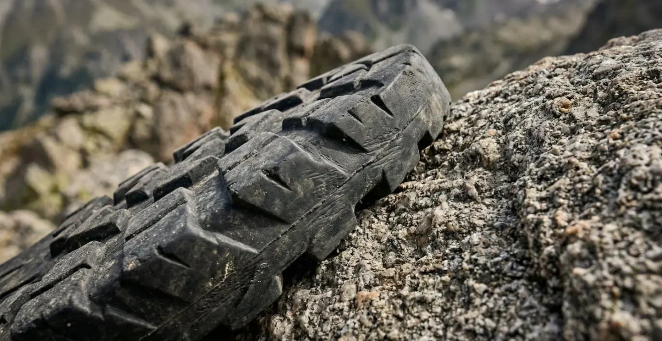Dettaglio macro di scarponi da montagna su terreno roccioso