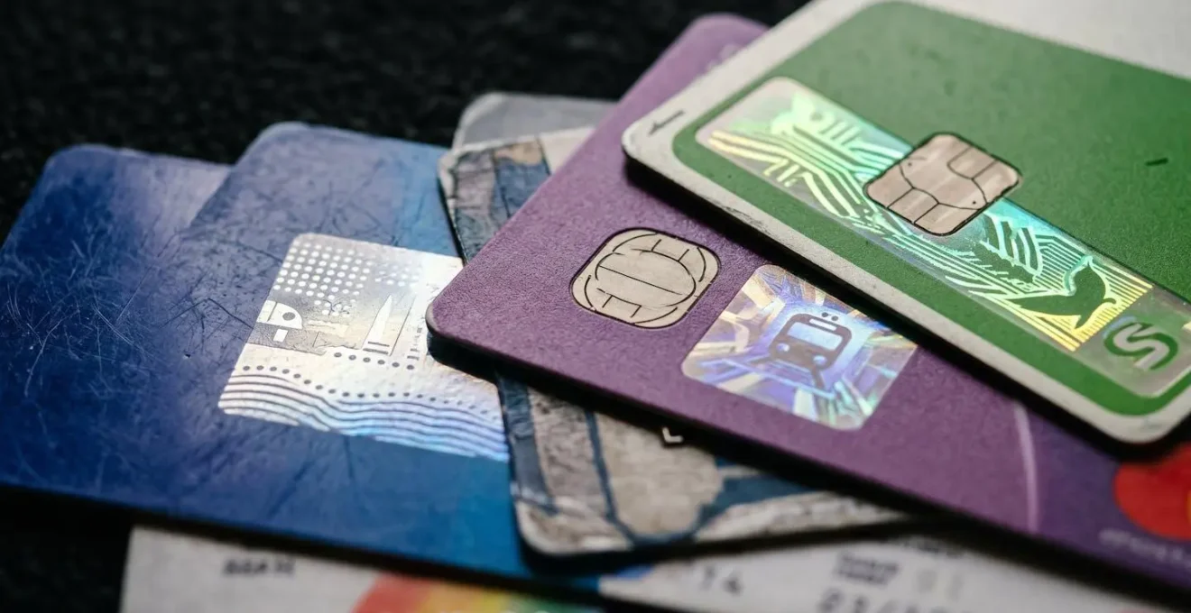 Primo piano di diverse carte trasporti internazionali disposte a ventaglio