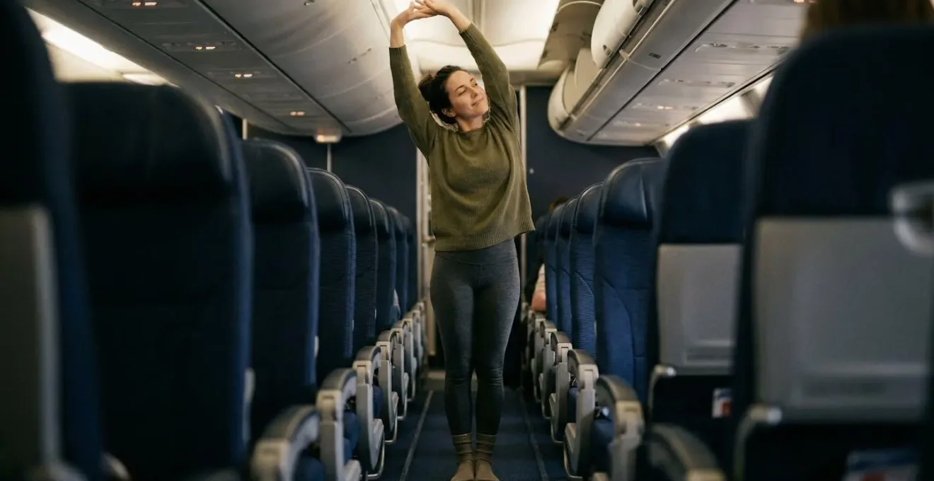 Passeggero che esegue esercizi di stretching nel corridoio dell'aereo