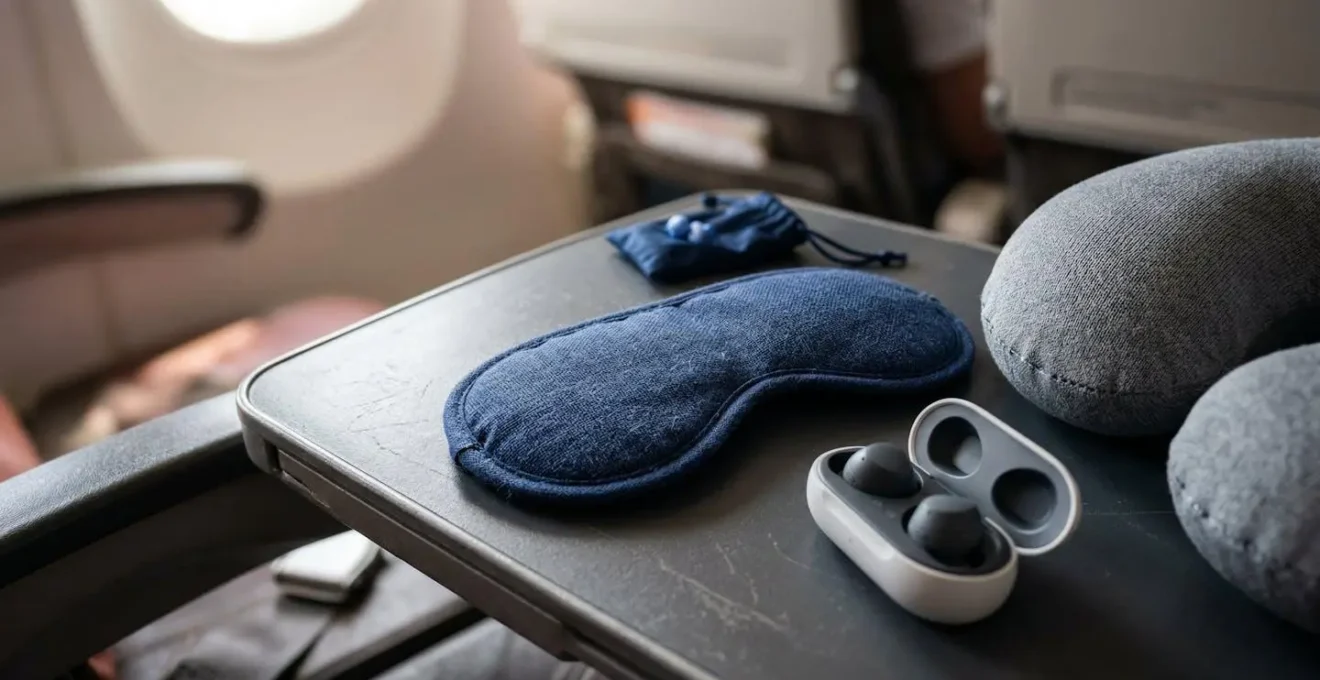 Set di accessori per il riposo in volo disposti elegantemente