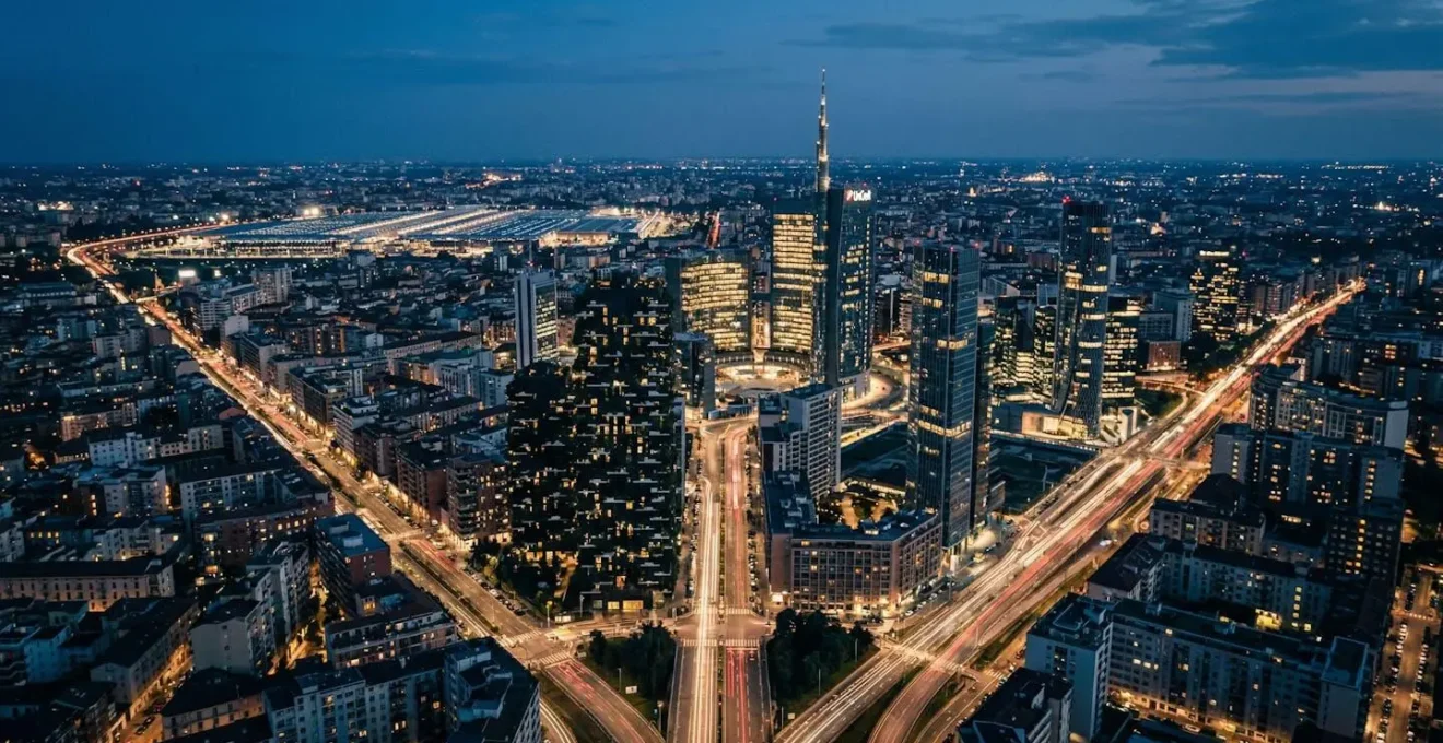 Vista aerea panoramica dei quartieri business di Milano con grattacieli di Porta Nuova e skyline