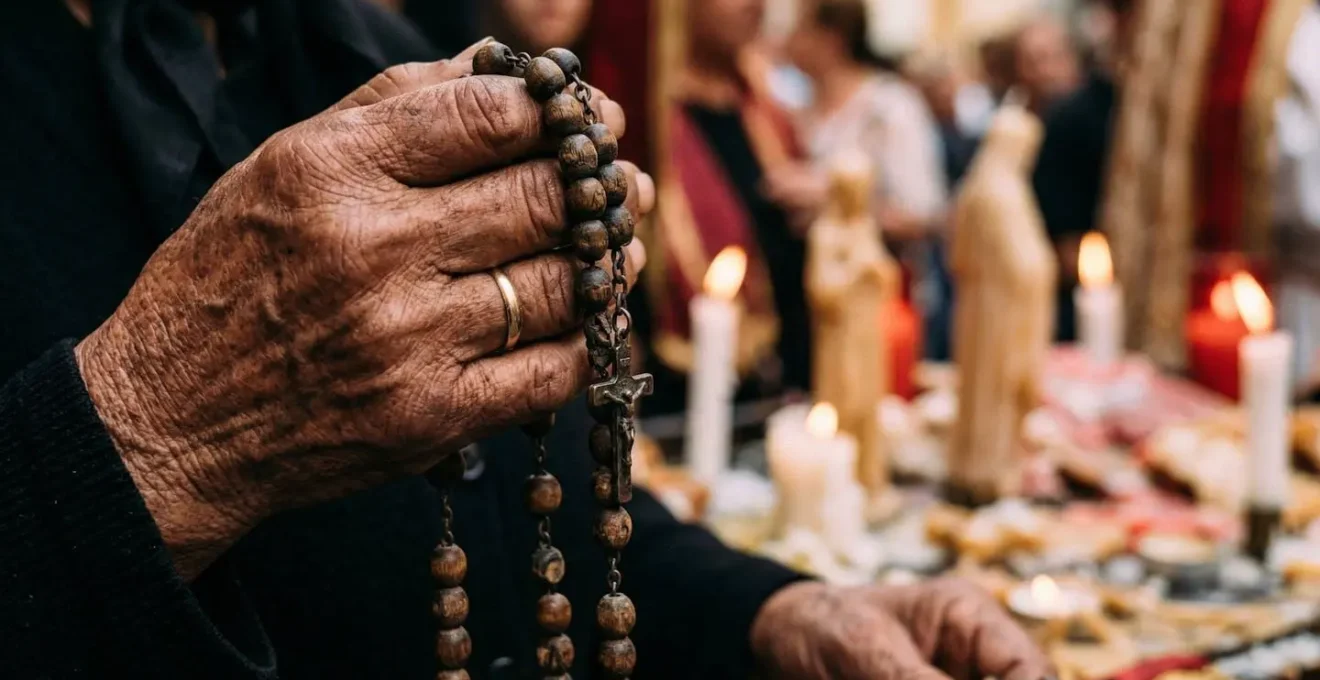 Dettagli della processione con ex-voto e simboli religiosi
