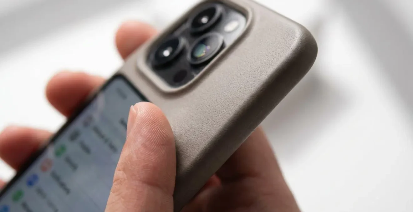 Mano che tiene smartphone mostrando impostazioni di rete in ambiente minimalista
